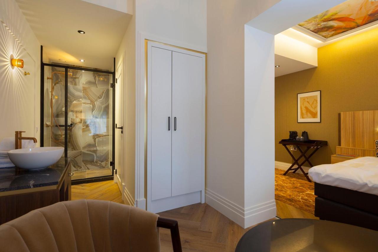 Suite with Courtyard view